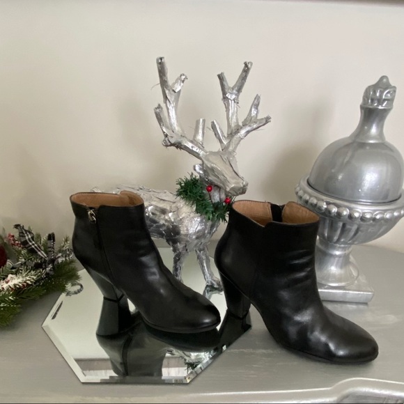 Adrienne Vittadini Shoes  Black Leather Ankle Boot - Picture 2 of 14